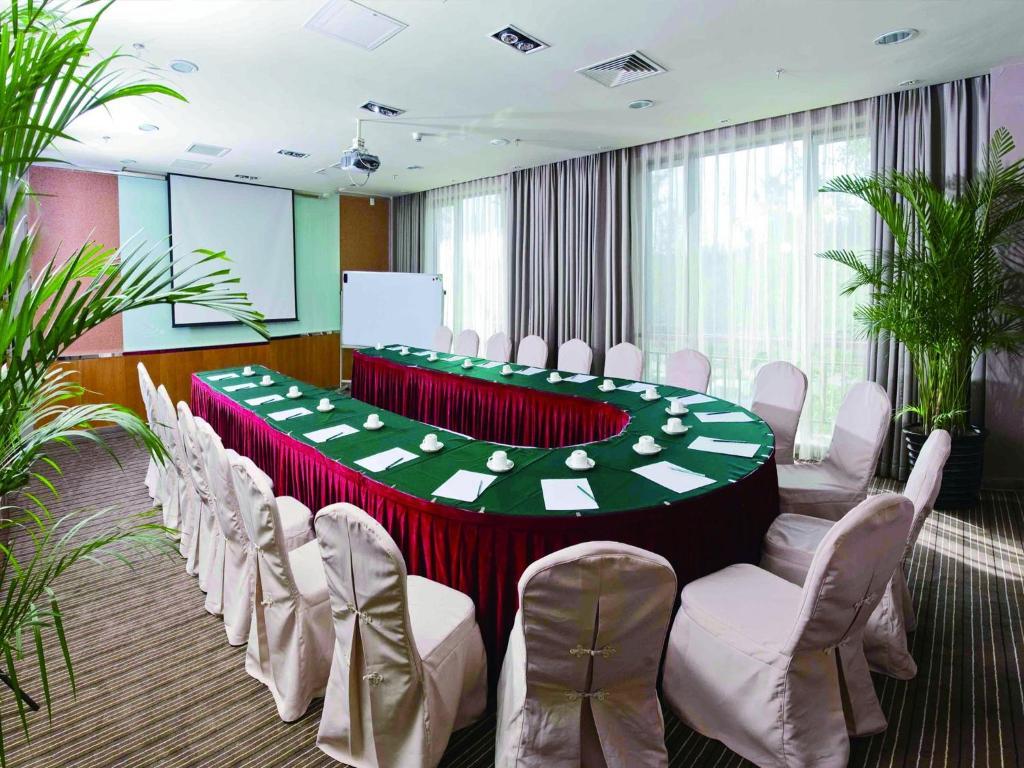 Days Business Place Longwan 4*